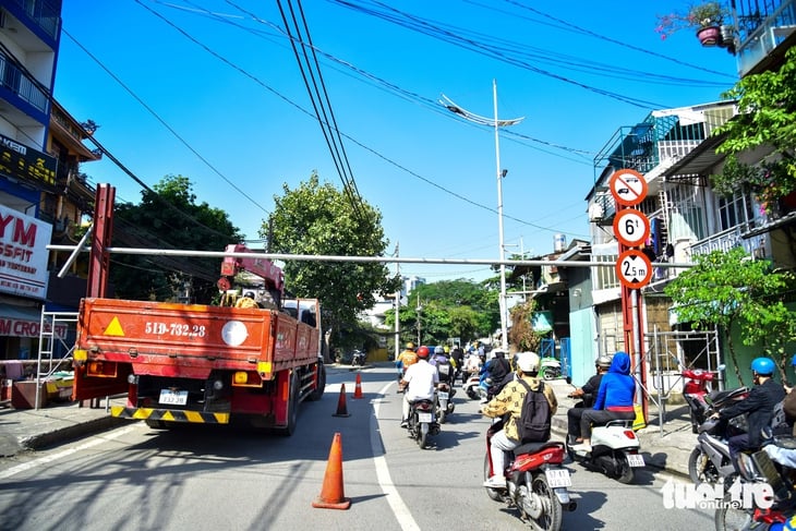 Ngày đầu cầu Tân Thuận 1 điều chỉnh tổ chức giao thông: Xe cộ đi lại ổn định  - Ảnh 3.