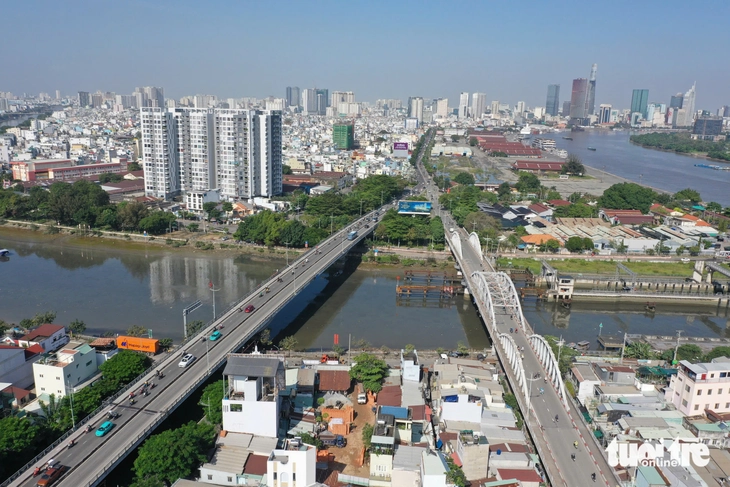 Ngày đầu cầu Tân Thuận 1 điều chỉnh tổ chức giao thông: Xe cộ đi lại ổn định - Ảnh 5.