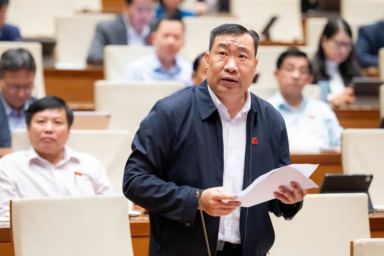 Perwakilan Thach Phuoc Binh - Ahli Jawatankuasa Parti Wilayah, Timbalan Ketua Perwakilan Perhimpunan Kebangsaan wilayah Vinh Long berbincang di Dewan pada pagi 5 Disember 2025 (Foto: media.quochoi.vn)