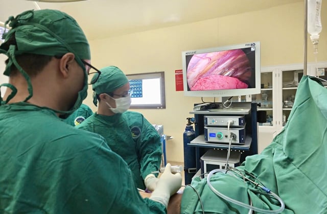 Vietnamský lékař zachránil kambodžského pacienta, cestoval 1 000 km, aby našel naději na život - Foto 1. Bác sĩ Việt Nam cứu bệnh nhân Campuchia vượt 1.000 km tìm hy vọng sống- Ảnh 1.