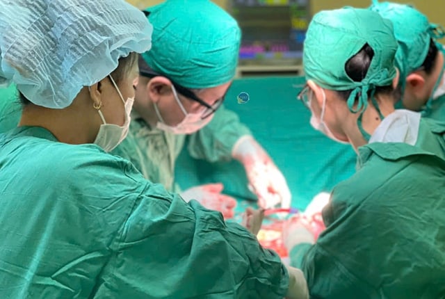 Vietnamský lékař zachránil kambodžského pacienta, cestoval 1 000 km, aby našel naději na život - Foto 2. Bác sĩ Việt Nam cứu bệnh nhân Campuchia vượt 1.000 km tìm hy vọng sống- Ảnh 2.