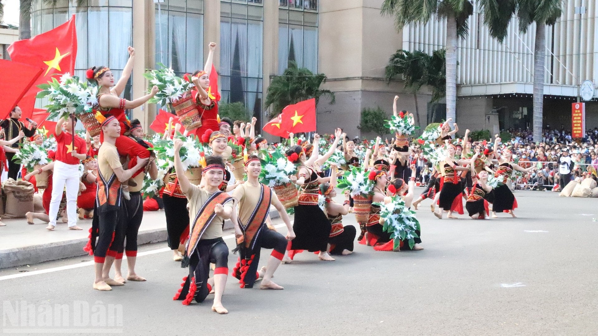 Dak Lak-provinsen har 49 etniske grupper som bor sammen, noe som skaper mangfold og rikdom i regionenes tradisjonelle kultur. ndo_bl_img-5211-2091.jpg