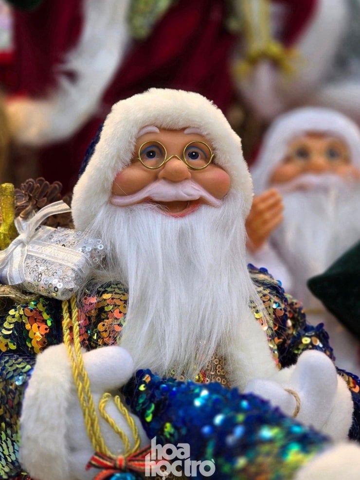 En las librerías se exhiben adornos navideños.