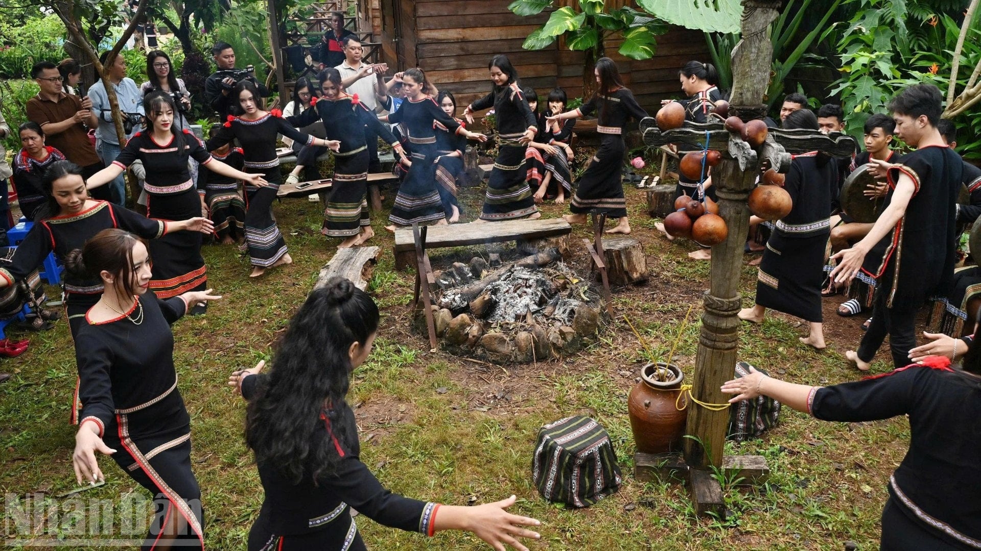 men også hjelpe folk med å øke bevisstheten om å bevare tradisjonelle kulturelle verdier. ndo_bl_135-6660.jpg