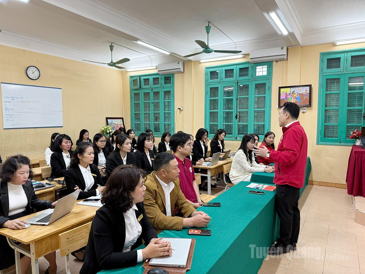 Delegații care participă la cursul de instruire.