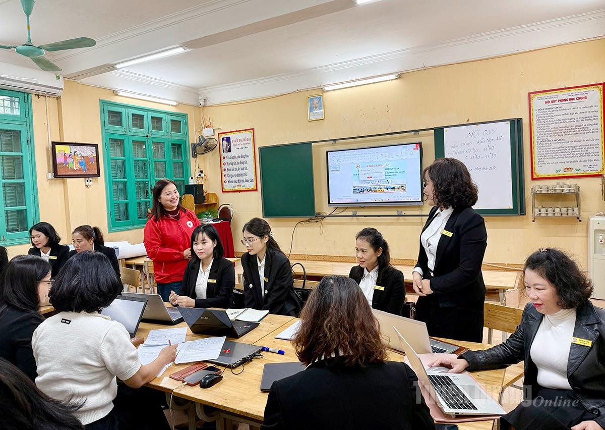 Elevii de la Școala Gimnazială Hong Thai își fac schimb de competențe în timpul sesiunii de instruire.