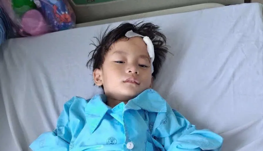 L'enfant a été pris en charge à l'hôpital général de Thu Duc, sans aucun proche à proximité.