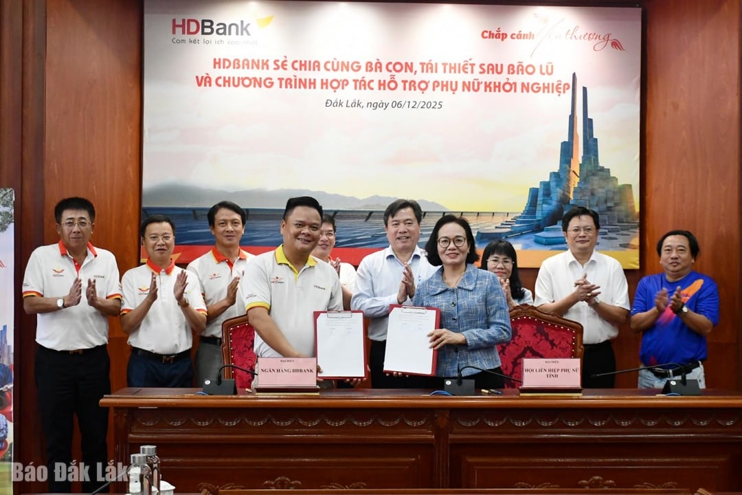 Zástupkyně HDBank a Provinčního svazu žen podepsaly dohodu o spolupráci na podporu žen při zakládání podniků a obnově po přírodních katastrofách.