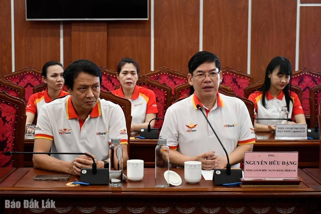 Na slavnostním ceremoniálu promluvil pan Nguyen Huu Dang, generální ředitel HDBank.