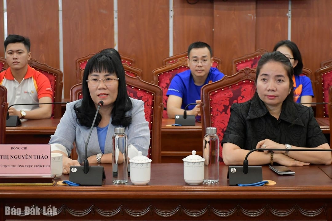 Soudruh Ho Thi Nguyen Thao, členka stálého výboru provinční strany a stálá místopředsedkyně provinčního lidového výboru, vysoce ocenila včasné poskytnutí úvěrových balíčků ze strany HDBank na podporu lidí při obnově po přírodních katastrofách.