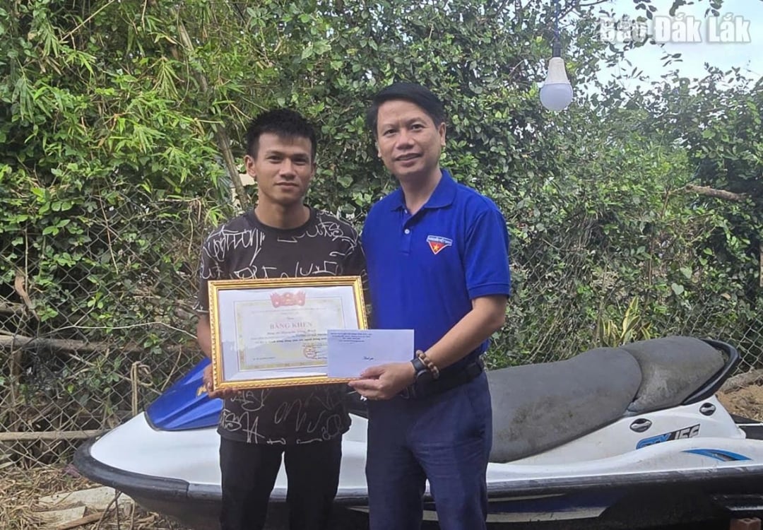 Herr Luong Minh Tung, vice ordförande för Vietnams fosterlandsfronts kommitté i Dak Lak-provinsen, sekreterare för Dak Laks provinsiella ungdomsförbund, överlämnade förtjänstcertifikatet från den provinsiella ungdomsförbundets verkställande kommitté till herr Nguyen Van Minh.