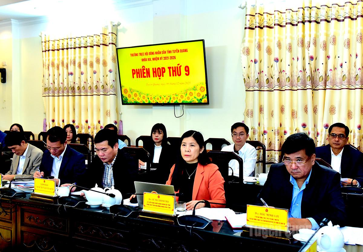 חברים קבועים במועצת העם המחוזית ונציגים המשתתפים בישיבה.