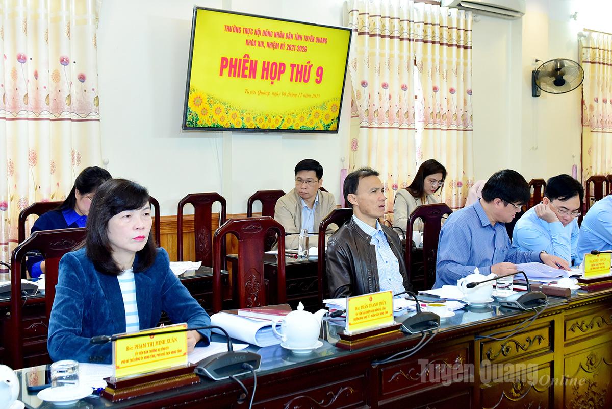 חברים קבועים במועצת העם המחוזית ונציגים המשתתפים בישיבה.