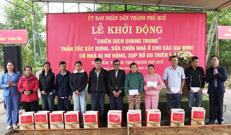 Hue stad börjar bygga och reparera hus för översvämningsoffer - Foto 1. TP. Huế khởi công xây dựng, sửa chữa nhà cho người dân vùng lũ- Ảnh 1.