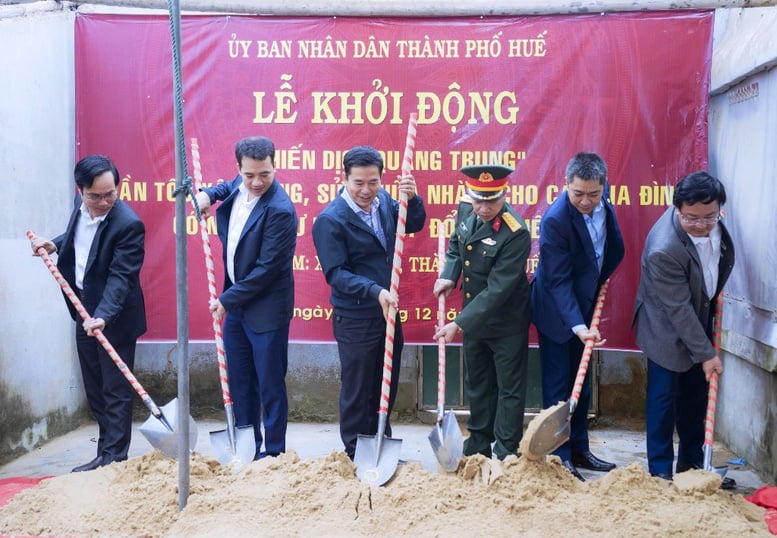 Hue stad börjar bygga och reparera hus för översvämningsoffer - Foto 2. TP. Huế khởi công xây dựng, sửa chữa nhà cho người dân vùng lũ- Ảnh 2.