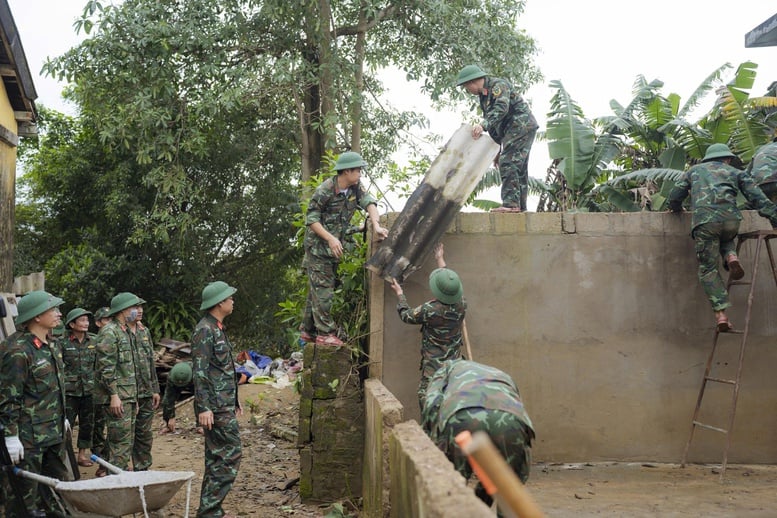 Hue stad börjar bygga och reparera hus för översvämningsoffer - Foto 4. TP. Huế khởi công xây dựng, sửa chữa nhà cho người dân vùng lũ- Ảnh 4.