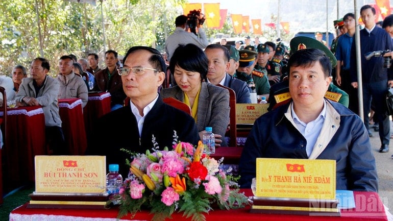 Віце-прем'єр-міністр Буй Тхань Сон та секретар партії провінції Лам Донг Й Тхань Ха Ні Кдам відвідали церемонію закладання фундаменту «Кампанії Куанг Чунг» у провінції Лам Донг. ndo_br_18.jpg