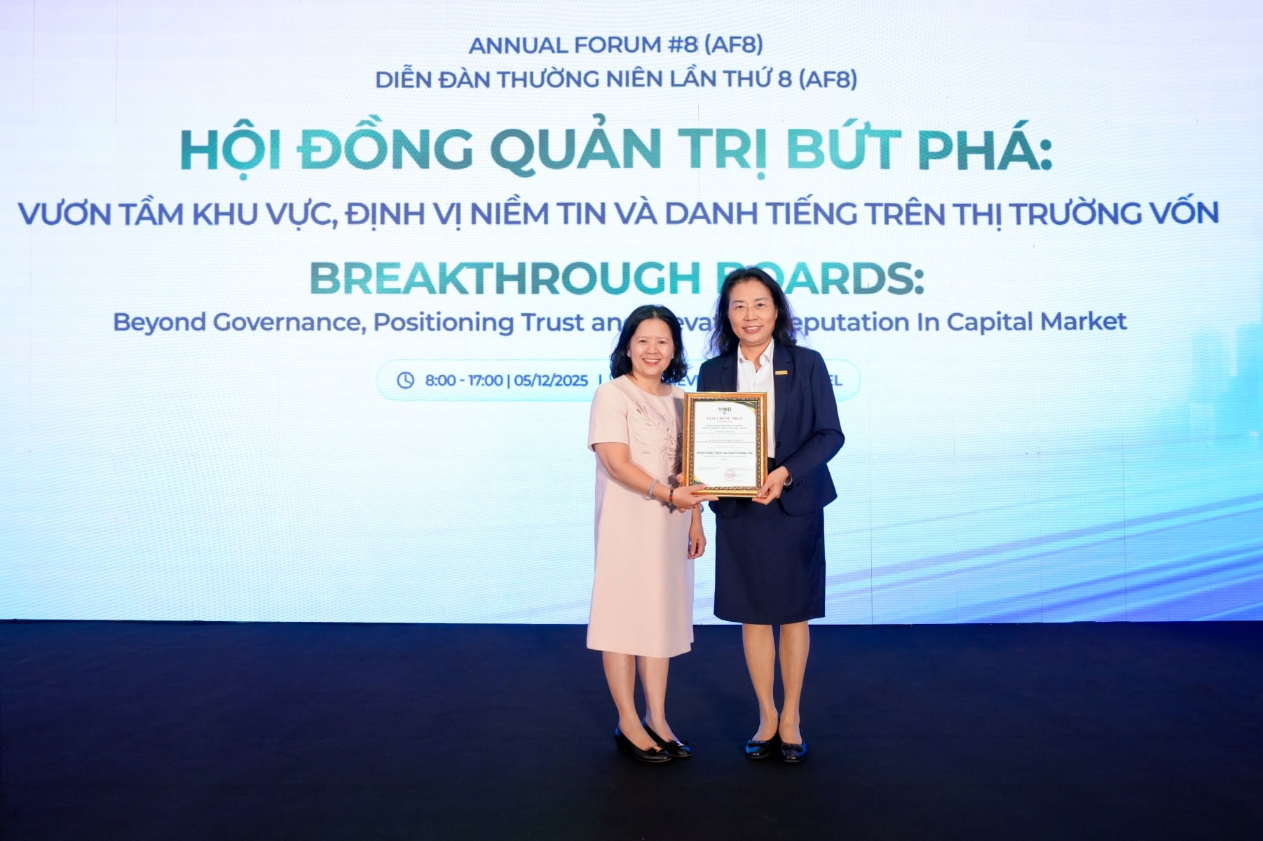 Bà Phạm Thị Thu Hằng (Thành viên HĐQT độc lập Sacombank) đại diện Ngân hàng nhận Giấy chứng nhận tại sự kiện Bà Phạm Thị Thu Hằng (Thành viên HĐQT độc lập Sacombank) đại diện Ngân hàng nhận Giấy chứng nhận tại sự kiện