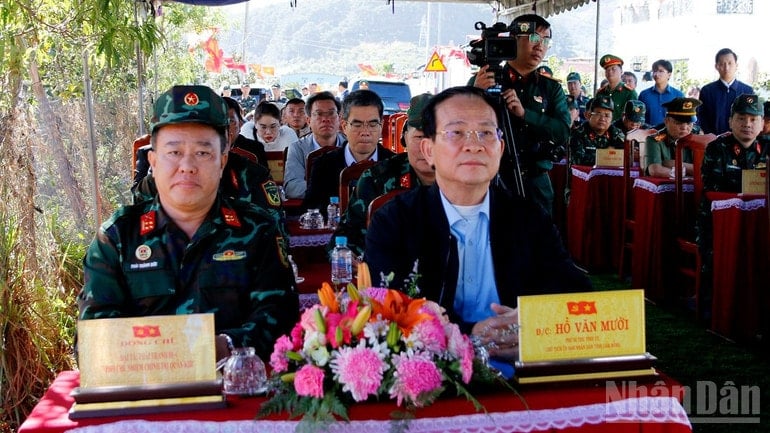 Голова народного комітету провінції Ламдонг Хо Ван Муой та полковник Тхай Тхань Дик, заступник начальника політичних питань 7-го військового округу, відвідали церемонію закладання фундаменту ndo_br_19.jpg