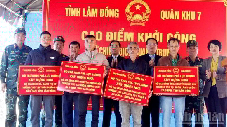 Віце-прем'єр-міністр Буй Тхань Сон та керівництво провінції Лам Донг, представники 7-го військового округу вручили символічні таблички «Підтримка фінансування та сил для будівництва житла» чотирьом сім'ям у комуні Д'Ран. ndo_br_15.jpg