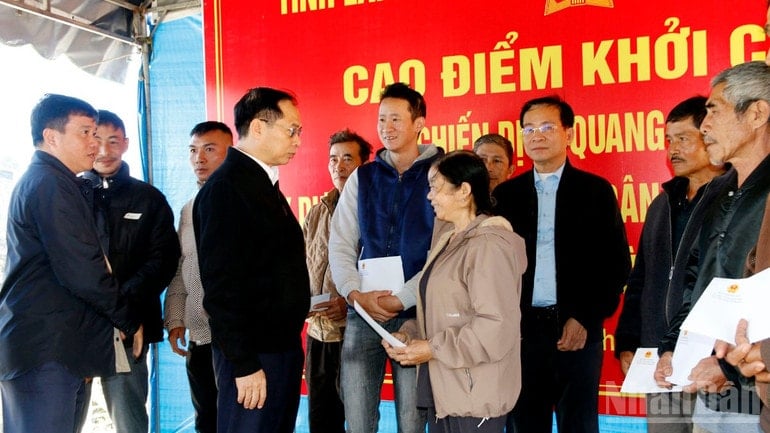 Віце-прем'єр-міністр Буй Тхань Сон вручив подарунки та поспілкувався з домогосподарствами, які постраждали від нещодавніх повеней у комуні Д'Ран. ndo_br_13.jpg