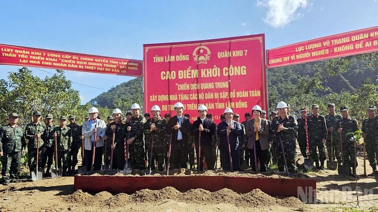 Віце-прем'єр-міністр Буй Тхань Сон та керівництво провінції Лам Донг і 7-го військового округу провели церемонію закладання фундаменту для будівництва будинків для сімей, чиї будинки обвалилися або були повністю зруйновані внаслідок стихійних лих у провінції Лам Донг. ndo_br_6.jpg