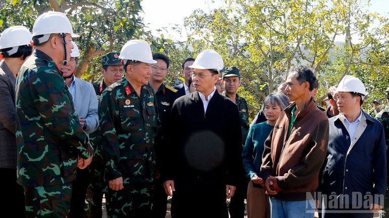 Віце-прем'єр-міністр Буй Тхань Сон наголосив, що проекти, що підтримуються фінансуванням та будівельними силами 7-го військового округу, є дуже значущими та спрямовані на святкування 80-ї річниці Дня традицій Збройних сил військового округу. ndo_br_10.jpg