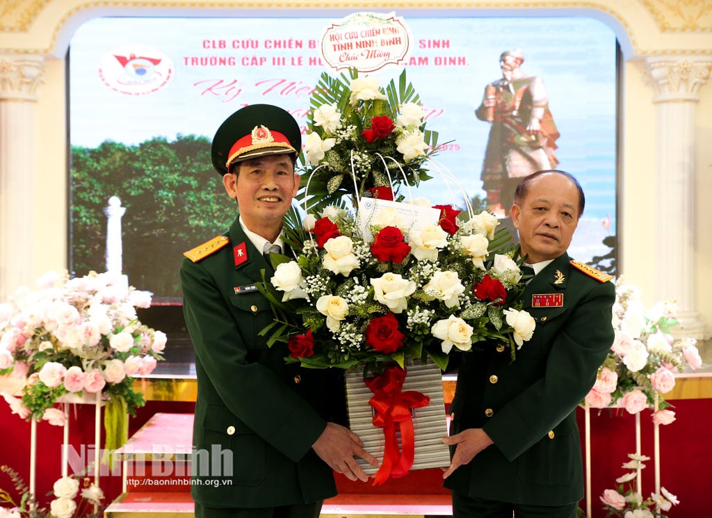 ผู้นำสมาคมทหารผ่านศึกจังหวัดนิญบิ่ญ มอบดอกไม้แสดงความยินดีกับชมรมทหารผ่านศึก-อดีตนักเรียน โรงเรียนมัธยมเลฮ่องฟอง จังหวัดนามดิ่ญ