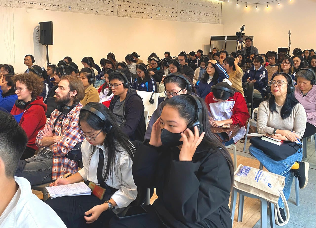 Французский писатель Франк Тийе отмечает, что наука оказала большое влияние на его литературные произведения. (Фото: Хыонг Нгок)