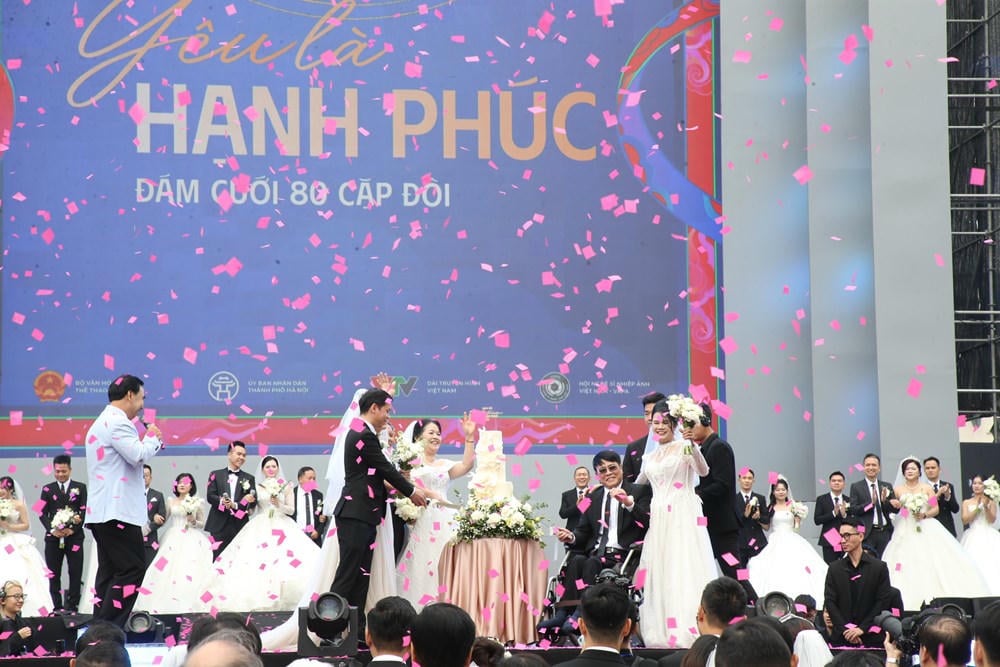 80 ຄູ່ຮ່ວມງານແຕ່ງງານ “ສຸກສັນວັນຫວຽດນາມ”. (ພາບ: ຮວນ ເຈີ່ນ)