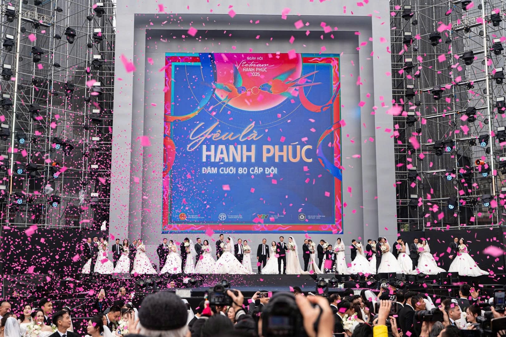 Par sprider lycka och kärlek. Foto: B