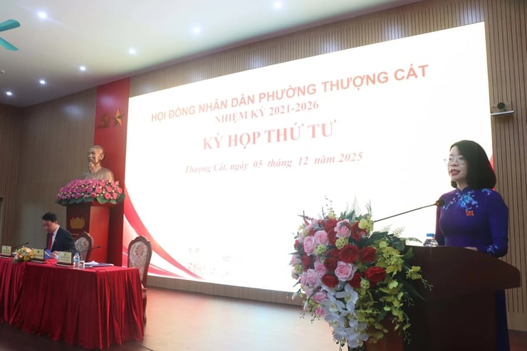 Sidang keempat Dewan Rakyat daerah Thuong Cat mempertimbangkan dan menyetujui 8 Resolusi - Foto 1. Kỳ họp thứ tư HĐND phường Thượng Cát xem xét thông qua 8 Nghị quyết- Ảnh 1.