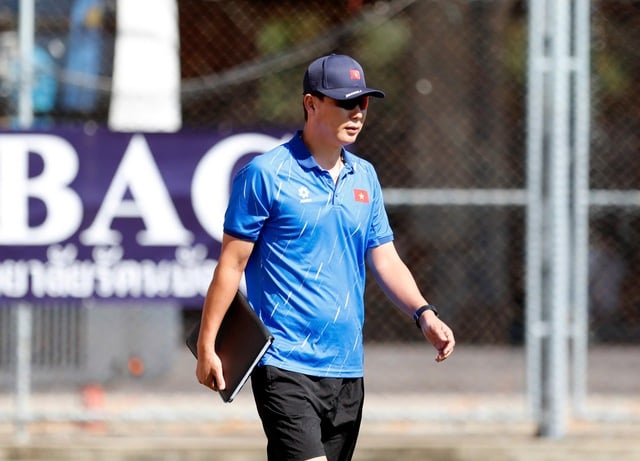 Lærer Kim bruker solbriller for første gang for å «undervise», Xuan Bac dukker opp igjen: U.23 Vietnam må være forsiktige med én ting ... – Bilde 1. Thầy Kim lần đầu đeo kính râm ‘đứng lớp’, Xuân Bắc tái xuất: U.23 Việt Nam phải cẩn trọng một điều…- Ảnh 1.