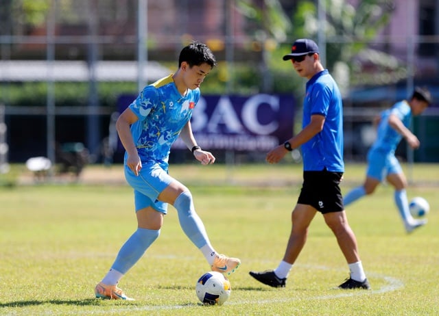 Lærer Kim bruker solbriller for første gang for å «undervise», Xuan Bac dukker opp igjen: U.23 Vietnam må være forsiktige med én ting ... – Bilde 2. Thầy Kim lần đầu đeo kính râm ‘đứng lớp’, Xuân Bắc tái xuất: U.23 Việt Nam phải cẩn trọng một điều…- Ảnh 2.