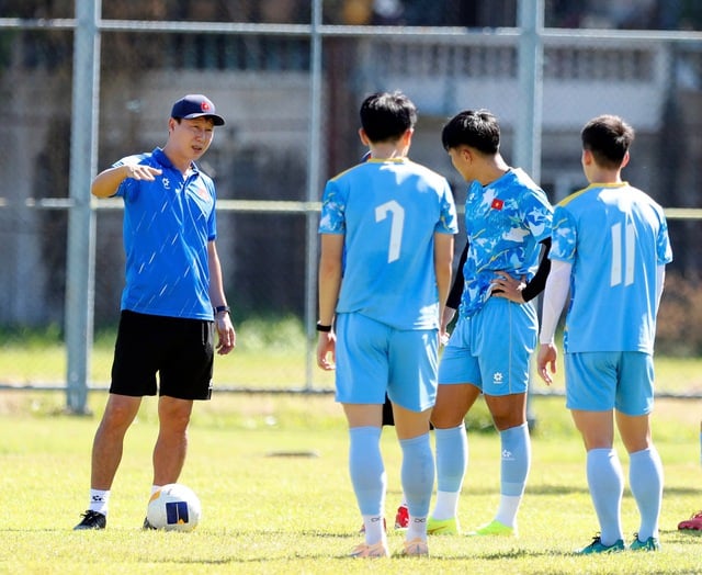 Lærer Kim bruker solbriller for første gang for å «undervise», Xuan Bac dukker opp igjen: U.23 Vietnam må være forsiktige med én ting ... – Bilde 4. Thầy Kim lần đầu đeo kính râm ‘đứng lớp’, Xuân Bắc tái xuất: U.23 Việt Nam phải cẩn trọng một điều…- Ảnh 4.