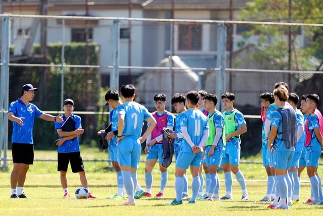 Lærer Kim bruker solbriller for første gang for å «undervise», Xuan Bac dukker opp igjen: U.23 Vietnam må være forsiktige med én ting ... – Bilde 5. Thầy Kim lần đầu đeo kính râm ‘đứng lớp’, Xuân Bắc tái xuất: U.23 Việt Nam phải cẩn trọng một điều…- Ảnh 5.