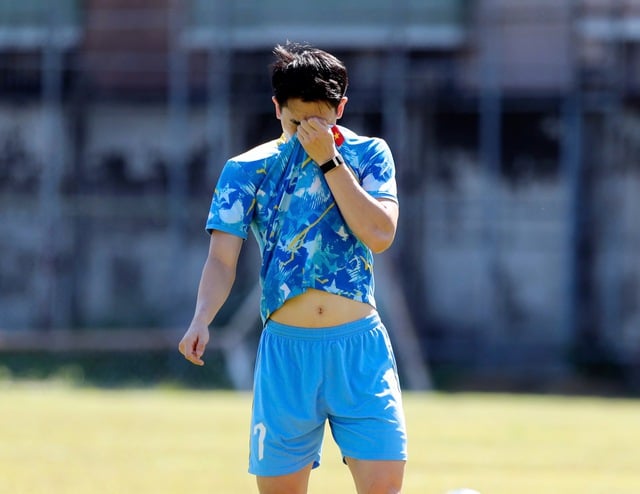 Lærer Kim bruker solbriller for første gang for å «undervise», Xuan Bac dukker opp igjen: U.23 Vietnam må være forsiktige med én ting ... – Bilde 7. Thầy Kim lần đầu đeo kính râm ‘đứng lớp’, Xuân Bắc tái xuất: U.23 Việt Nam phải cẩn trọng một điều…- Ảnh 7.