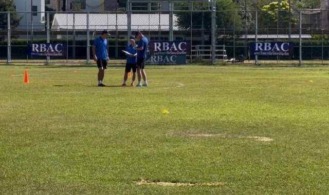 Lærer Kim bruker solbriller for første gang for å «undervise», Xuan Bac dukker opp igjen: U.23 Vietnam må være forsiktige med én ting ... – Bilde 8. Thầy Kim lần đầu đeo kính râm ‘đứng lớp’, Xuân Bắc tái xuất: U.23 Việt Nam phải cẩn trọng một điều…- Ảnh 8.