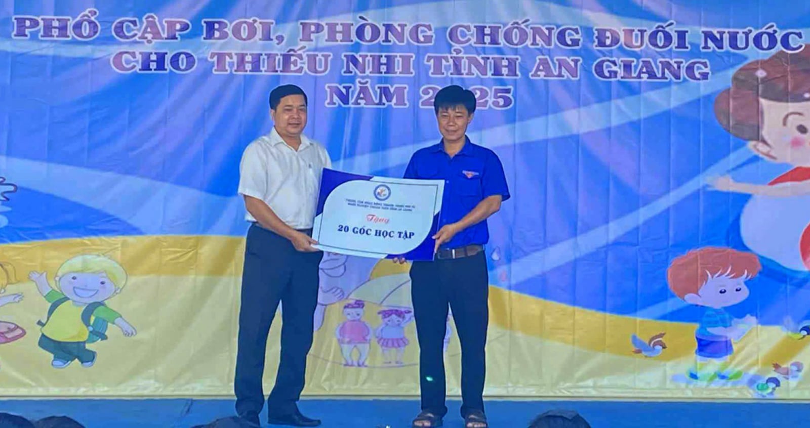 300 uczniów z gminy Ba Chuc bierze udział w zajęciach edukacyjnych na temat bezpieczeństwa