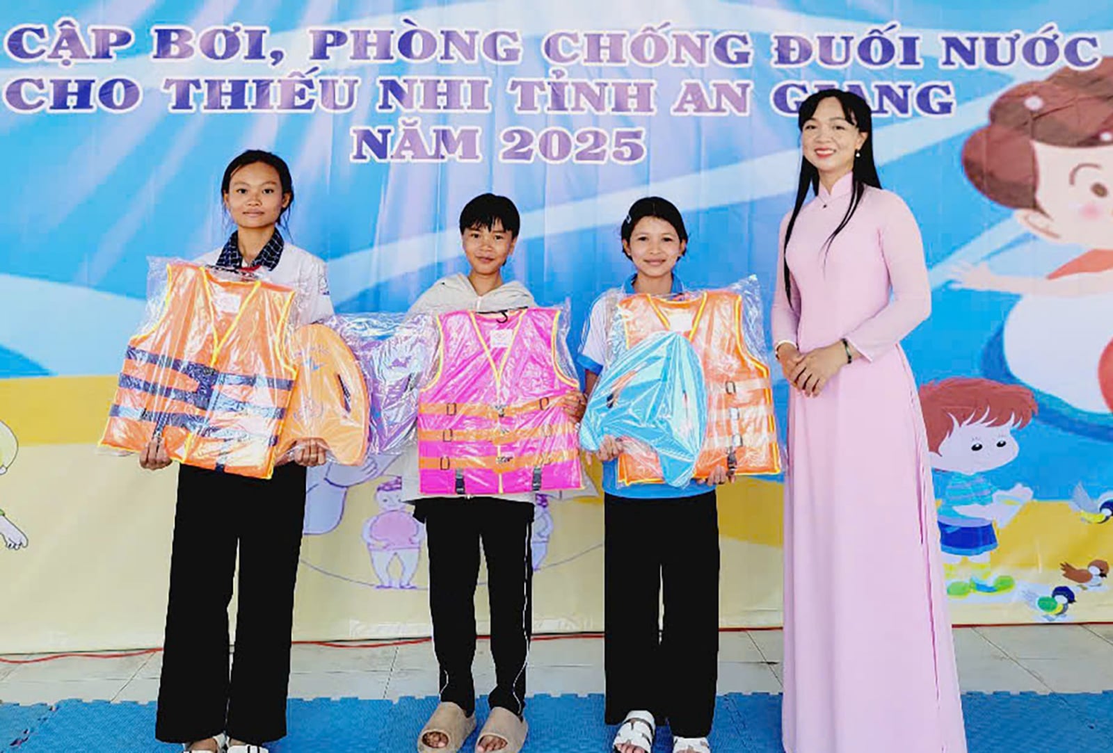 300 uczniów z gminy Ba Chuc bierze udział w zajęciach edukacyjnych na temat bezpieczeństwa