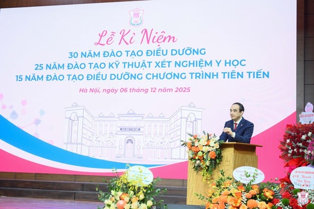 Hanois medicinska universitet firar tre milstolpar och är ledande inom utbildningskvalitet inom hälsovetenskapssektorn - Foto 1. Đại học Y Hà Nội kỷ niệm ba cột mốc, dẫn đầu về chất lượng đào tạo trong khối khoa học sức khỏe- Ảnh 1.