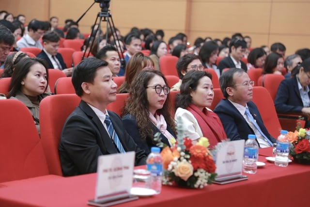 Hanois medicinska universitet firar tre milstolpar och är ledande inom utbildningskvalitet inom hälsovetenskapssektorn - Foto 2. Đại học Y Hà Nội kỷ niệm ba cột mốc, dẫn đầu về chất lượng đào tạo trong khối khoa học sức khỏe- Ảnh 2.