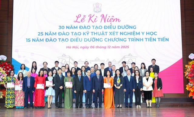 Hanois medicinska universitet firar tre milstolpar och är ledande inom utbildningskvalitet inom hälsovetenskapssektorn - Foto 3. Đại học Y Hà Nội kỷ niệm ba cột mốc, dẫn đầu về chất lượng đào tạo trong khối khoa học sức khỏe- Ảnh 3.