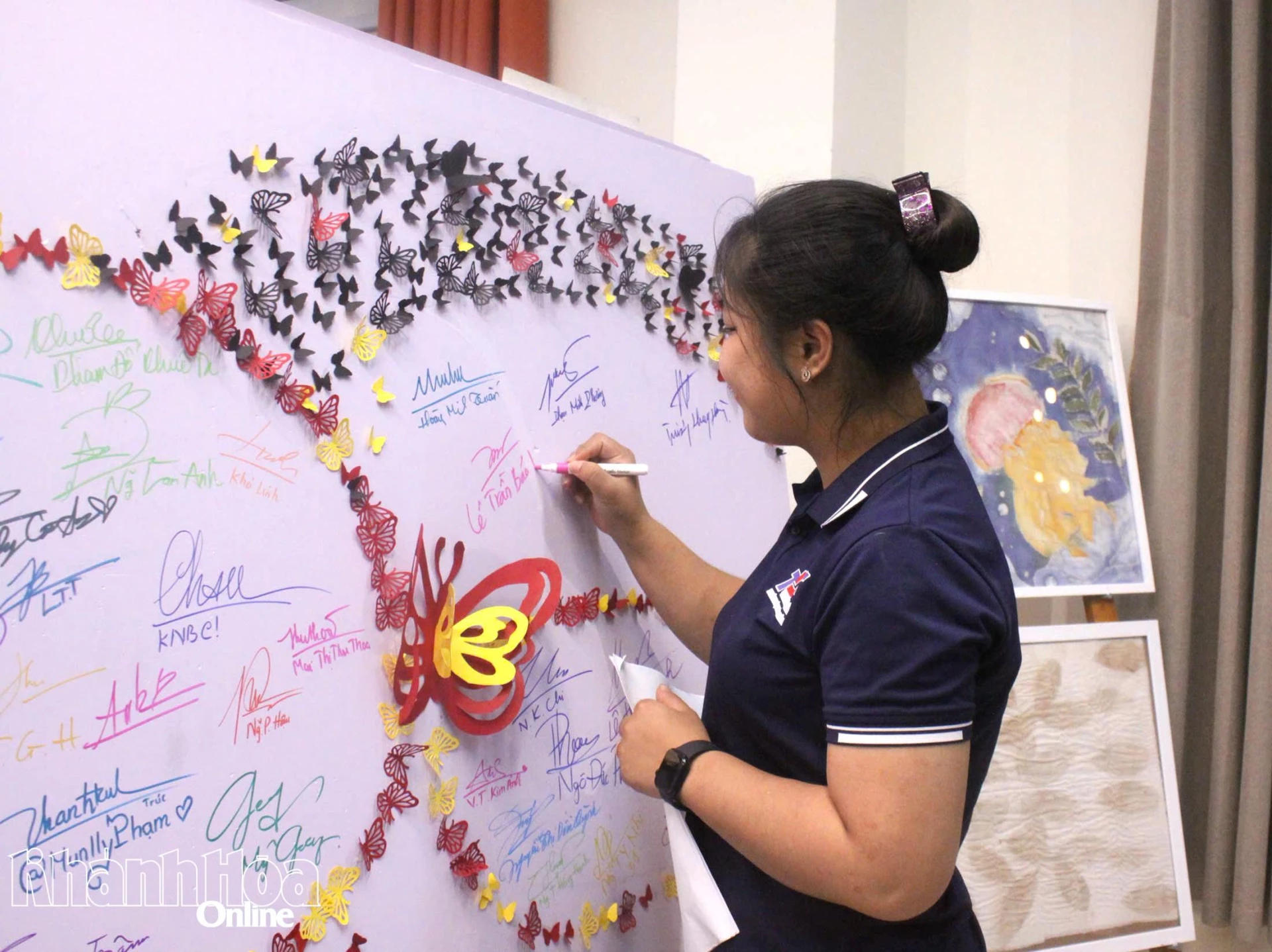 Os alunos que visitaram a exposição deram autógrafos durante o evento.