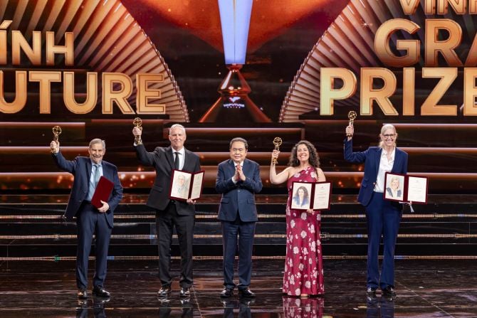 Forskare vann VinFuture 2025-priset. Các nhà khoa học đoạt giải Chính VinFuture 2025.