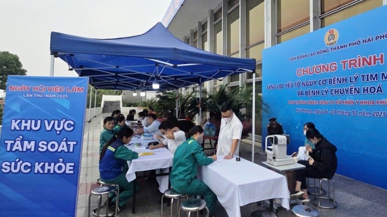 Arrangörerna arrangerade även hälsokontroller och välfärdsaktiviteter för att stödja arbetarna. (Foto: T.L) Ban tổ chức còn bố trí khám sàng lọc sức khỏe và các hoạt động phúc lợi nhằm hỗ trợ người lao động. (Ảnh: T.L)