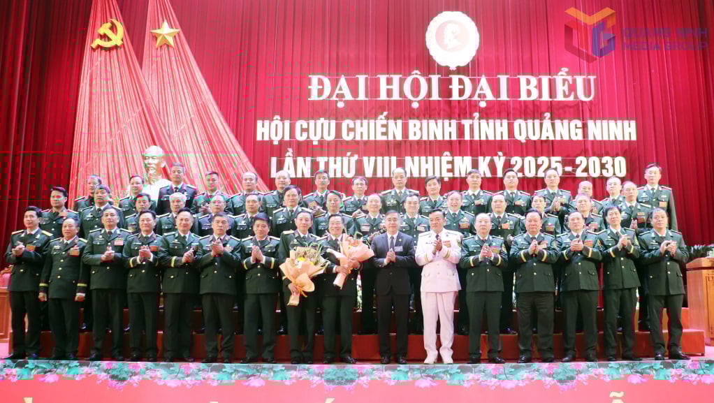 Ledare för den provinsiella fosterlandsfrontens kommitté överlämnade blommor för att gratulera till lanseringen av den åttonde provinsiella veteranföreningens verkställande kommitté, mandatperioden 2025-2030.