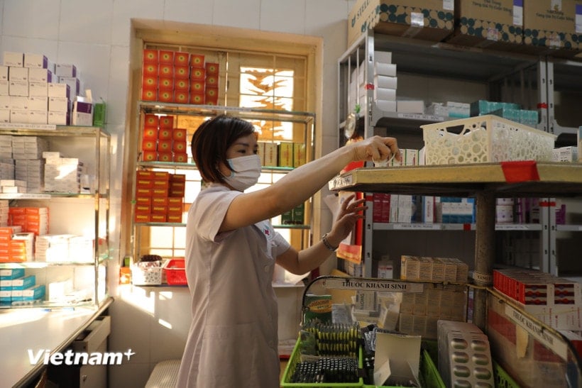 의료진이 약을 투여하고 있다. (사진: PV/Vietnam+)