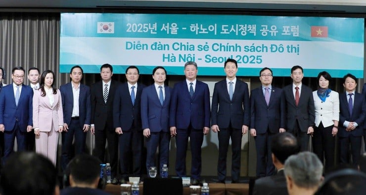 Mange utviklingstrekk innen planlegging av Red River og smart bybygging. (Foto: T.L.) Nhiều phát triển quy hoạch sông Hồng và xây dựng đô thị thông minh. (Ảnh: T.L)