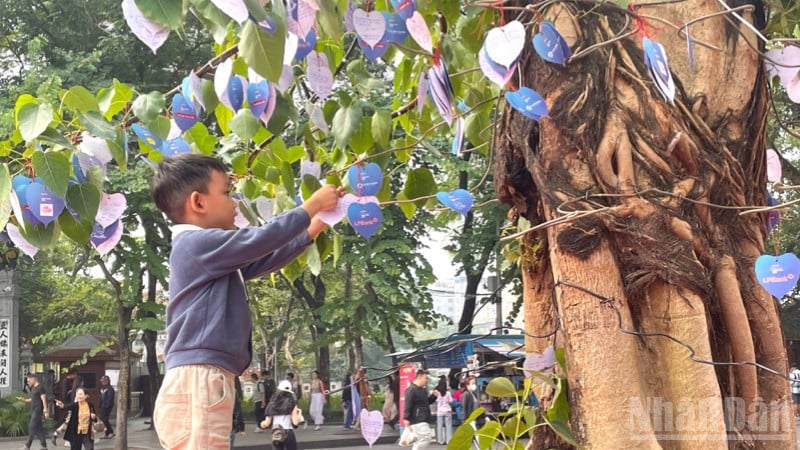 ទារកបានផ្ញើបំណងប្រាថ្នារបស់គាត់ទៅដើមឈើនៃសុភមង្គល។